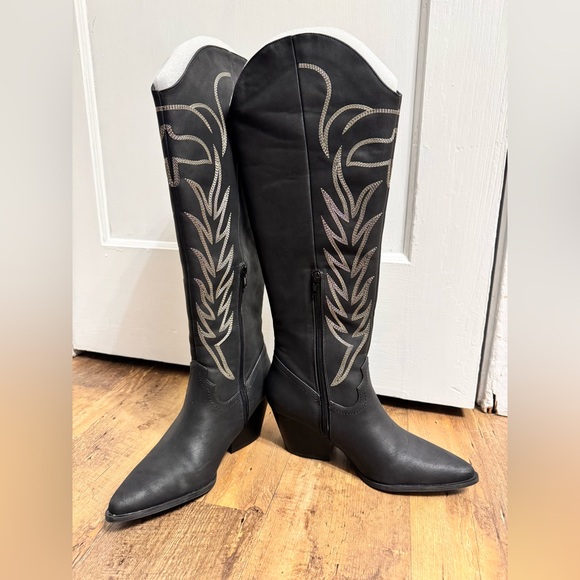 Brand new Black Western Boots, perfect for concert season! - Picture 2 of 6